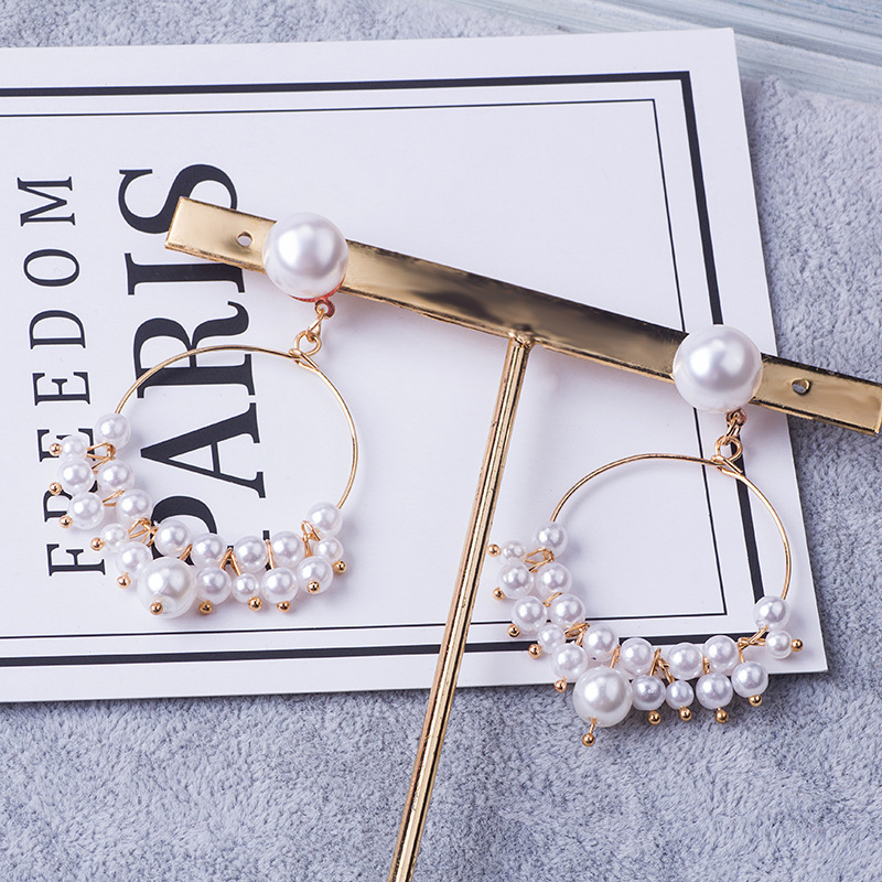 The new ins hollowed-out circle long pearl ear rings from Dongdaemun are elegant, simple and slimming, with tassel earrings that are suitable for girls details Picture