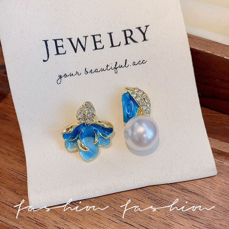Enamel drop glaze asymmetrical earrings with a high-end feel, diamond-encrusted leaf pearl stud earrings, a bestseller for women in 2025, featuring a Chinese imperial style Specification drawing