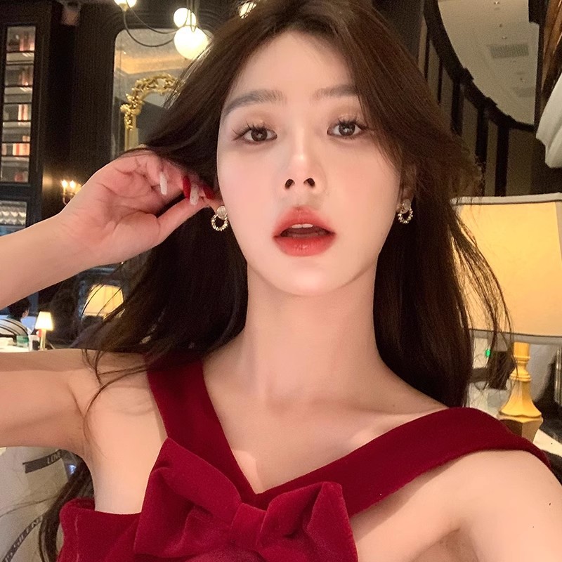 The sparkling cat's eye stone and silver geometric earrings exude a sense of feminine elegance and charm. They are Hong Kong-style retro and fashionable stud earrings details Picture