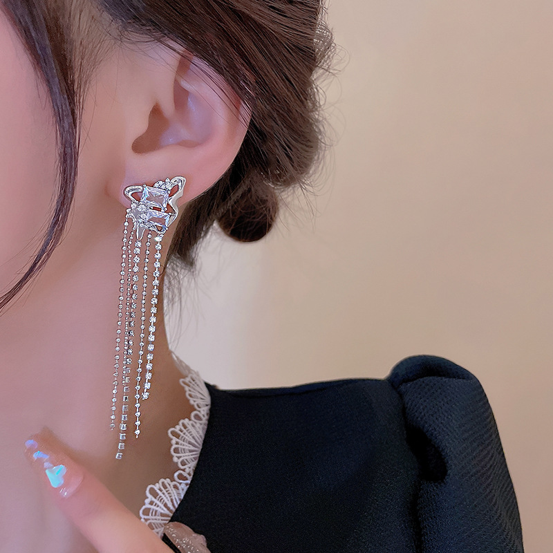 Asymmetrical unique earrings, women's niche design sense, high-end cold style earrings, tassels, elegant and light luxury stud earrings wholesale Application Scenario