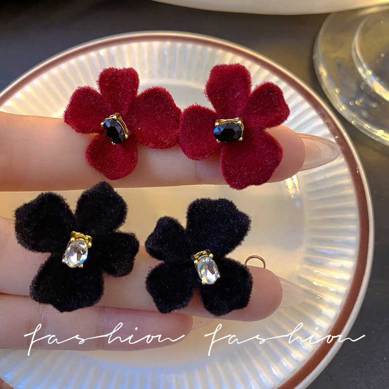 Autumn and winter flocked flower earrings, light luxury and niche diamond-encrusted high-end stud earrings, French retro style earrings wholesale full figure
