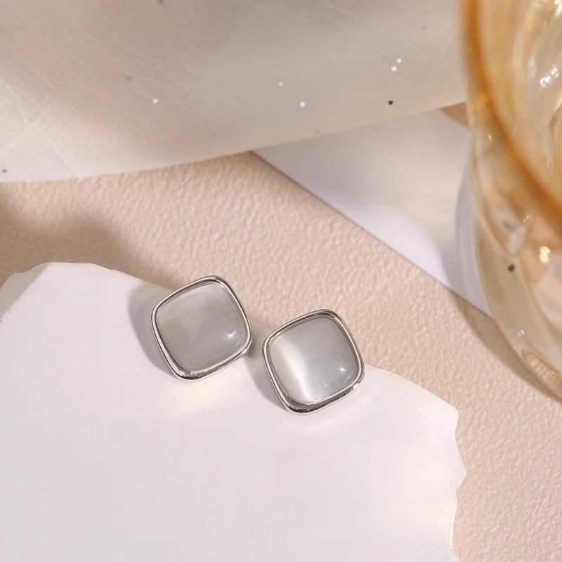 Xuhui exquisite and light luxury copper plated with real gold and set with zircon 925 silver needle square cat-eye earrings, fashionable and elegant Specification drawing