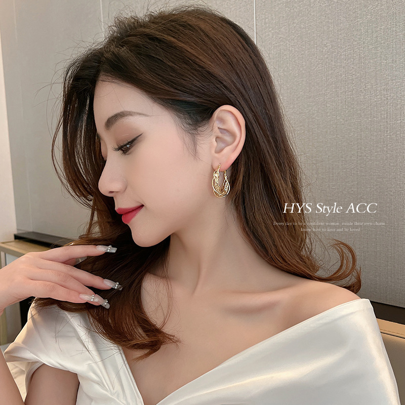 Twisted hollowed-out earrings for women, with a high-end design sense, are fashionable and versatile. Personalized ear rings and stud earrings, light luxury and niche style Specification drawing