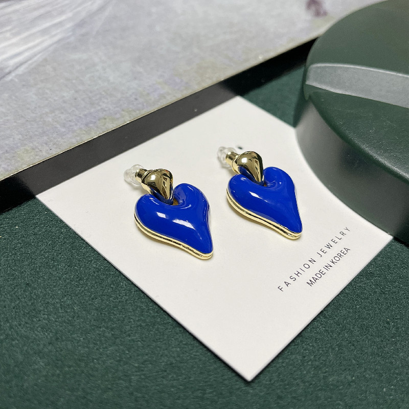 S925 Silver Needle Blue glossy Oil Drop Earrings, fashionable Hong Kong-style enamel stud earrings, silver needle heart-shaped retro earrings Application Scenario