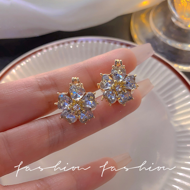 A pair of elegant cat's eye stone flower ear buckles, exquisite and versatile, with a touch of light luxury and high-end style earrings, a new 2024 style Application Scenario