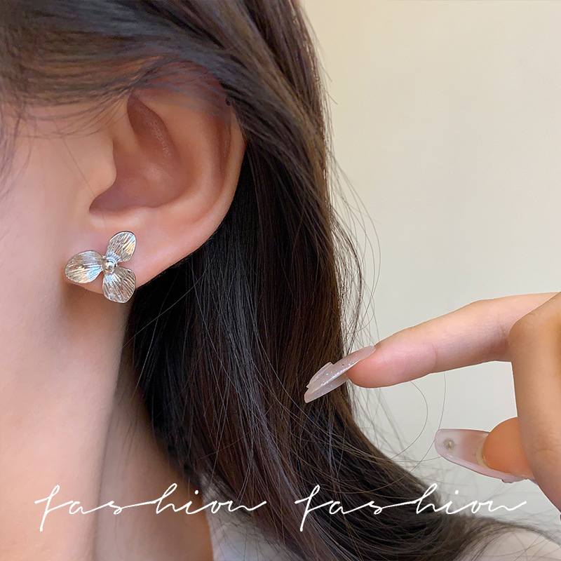 Unique and niche texture metal petal stud earrings, small, fashionable and exquisite earrings, light luxury and high-end feel, French earrings trend Application Scenario