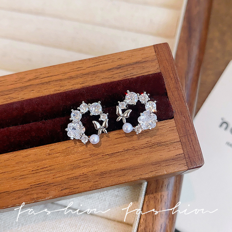 Fairy-like light luxury butterfly wreath pearl stud earrings for women, Japanese and Korean style, small and versatile, high-end zircon earrings wholesale Specification drawing