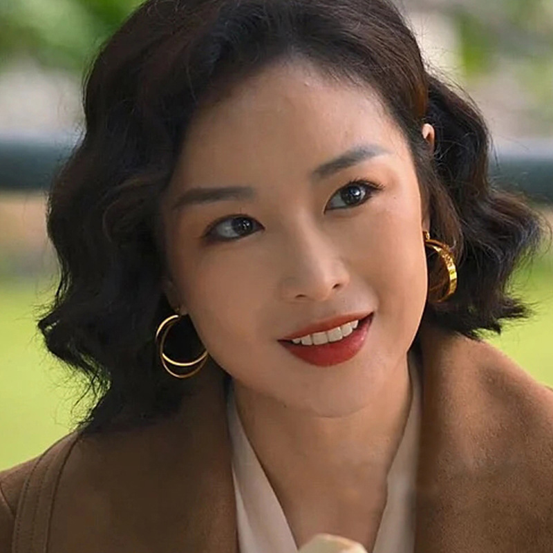 The geometric ring earrings, the same as those worn by Chen Shuting, the "Mad Dog's Wife", are a unique and high-end women's niche earrings with a distinctive design Application Scenario