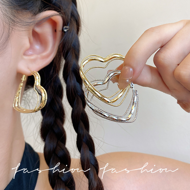 Silver exaggerated heart-shaped earring earrings for women, European and American cross-border plain ring earrings, with a niche design sense, suitable for round faces. Silver needle earrings full figure