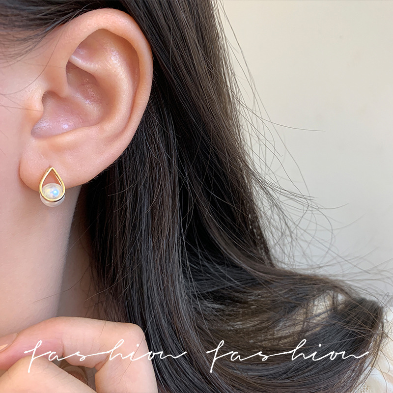 French-style teardrop-shaped stud earrings, niche retro, simple and high-end pearl earrings, versatile for commuting, silver needle earrings Application Scenario