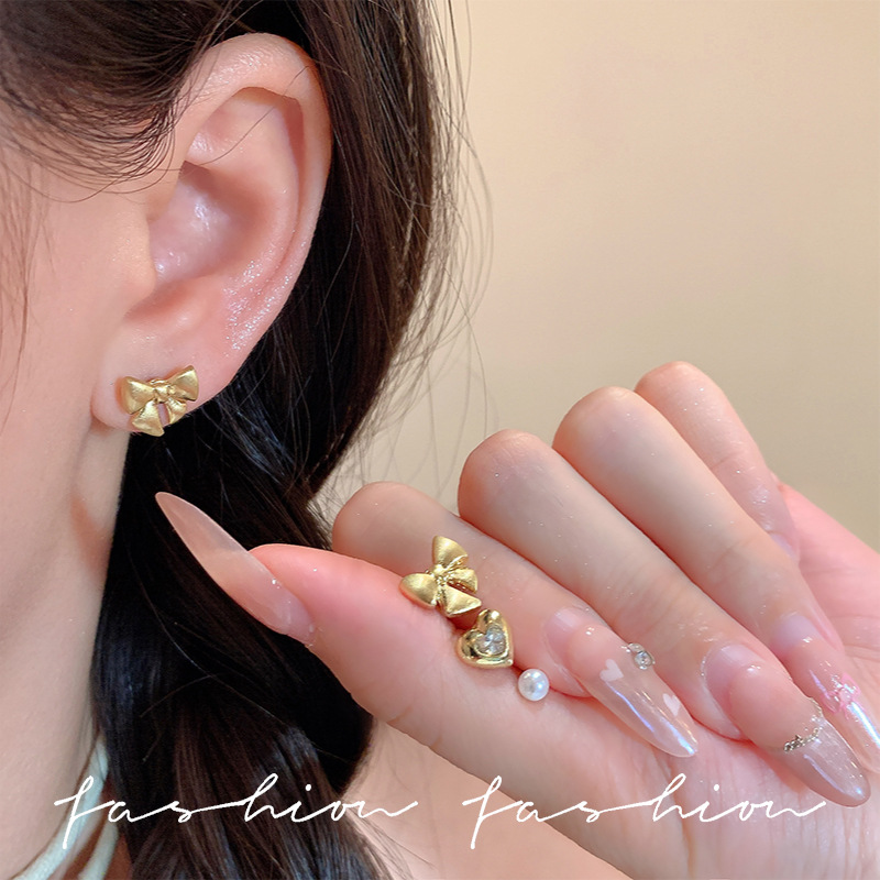 Six-piece set of ear-piercing pearl stud earrings, three-piece set, no need to remove earrings for sleeping, simple heart-shaped earrings for women Application Scenario