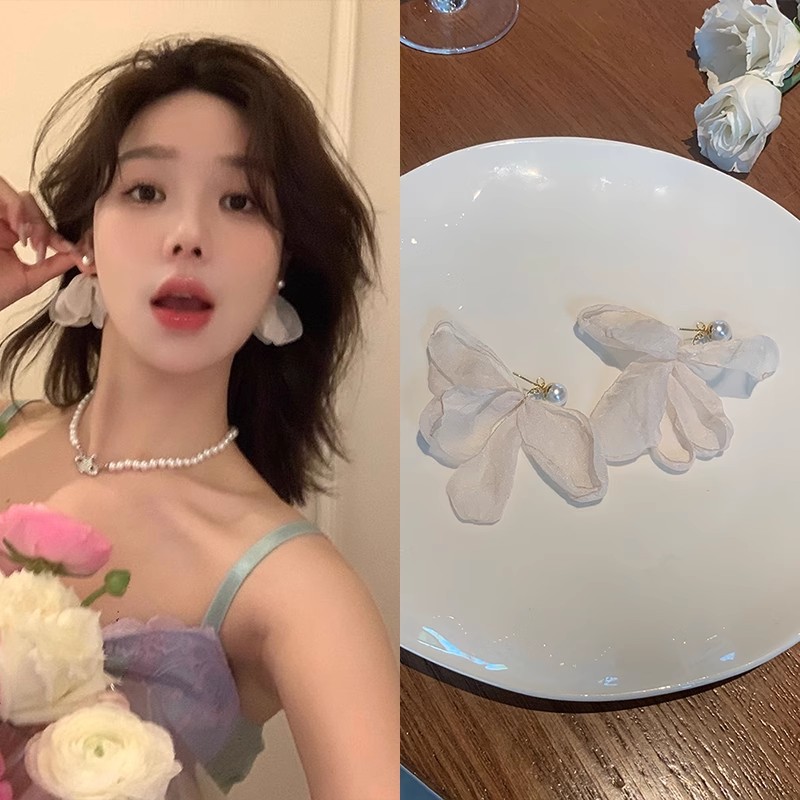Flower pearl earrings suitable for spring and summer, a niche design for women, high-end stud earrings, light luxury, fashionable and versatile earrings full figure