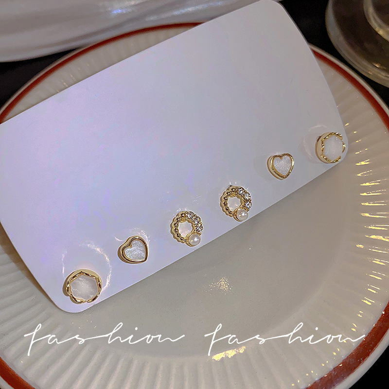 A small and exquisite set of heart-shaped stud earrings for female students' daily commuting. A niche design and a versatile ear accessory for ear care full figure