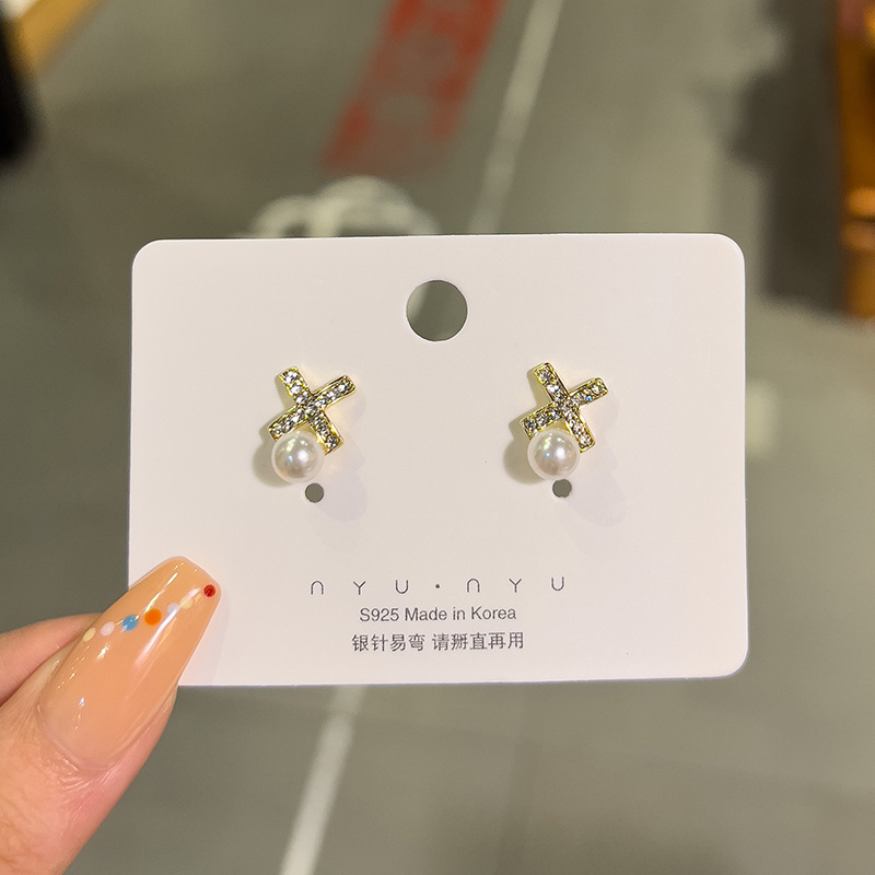 Cross-pearl stud earrings with silver needles, small and stylish earrings for Korean women, popular for women in 2024 Application Scenario