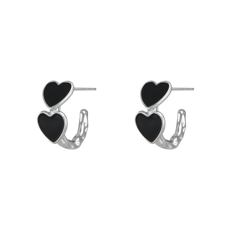Korean black heart-shaped, dark, sweet and cool style, Instagram niche design sense, fashionable and cold style, peach-heart trendy ear studs Item Picture