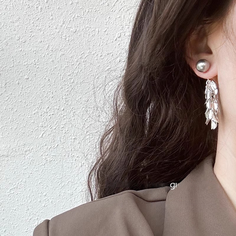 Silver and bright small leaf tassels, pale grey pearl stud earrings, 925 silver needle, super fairy-like, slimming and elegant earrings and pendants Specification drawing