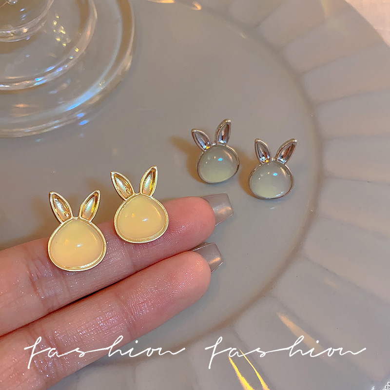 Personalized cat's eye stone rabbit ear studs, feminine charm, internet-famous light luxury fashion earrings, 2023 new trendy and niche earrings details Picture