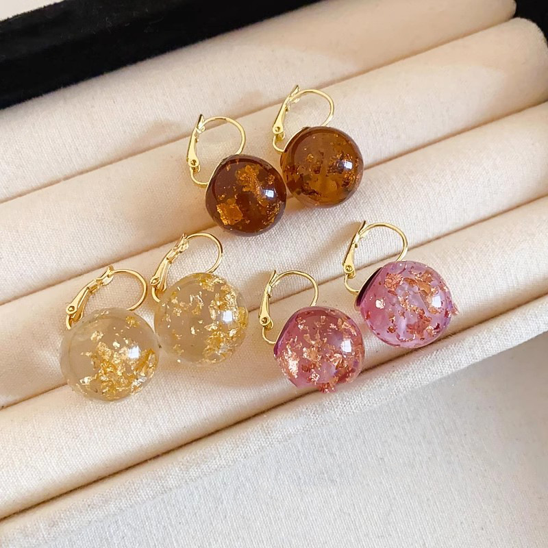 Hong Kong-style retro, clear and transparent round ball-tinted stud earrings, women's light luxury and high-end fashion earrings, unique and niche design earrings Application Scenario