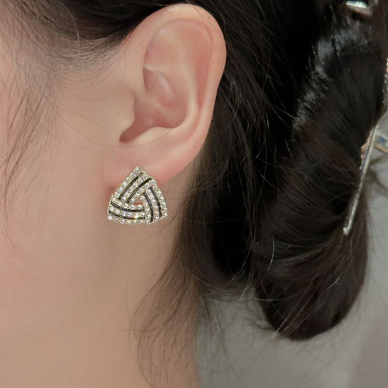 Korean retro and high-end triangular commuting, fashionable and elegant stud earrings and earrings wholesale for women Application Scenario