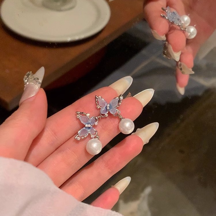 925 Silver needle exquisite butterfly pearl earrings for women, a light luxury and high-end style, a niche ear accessory, a popular hollowed-out stud full figure