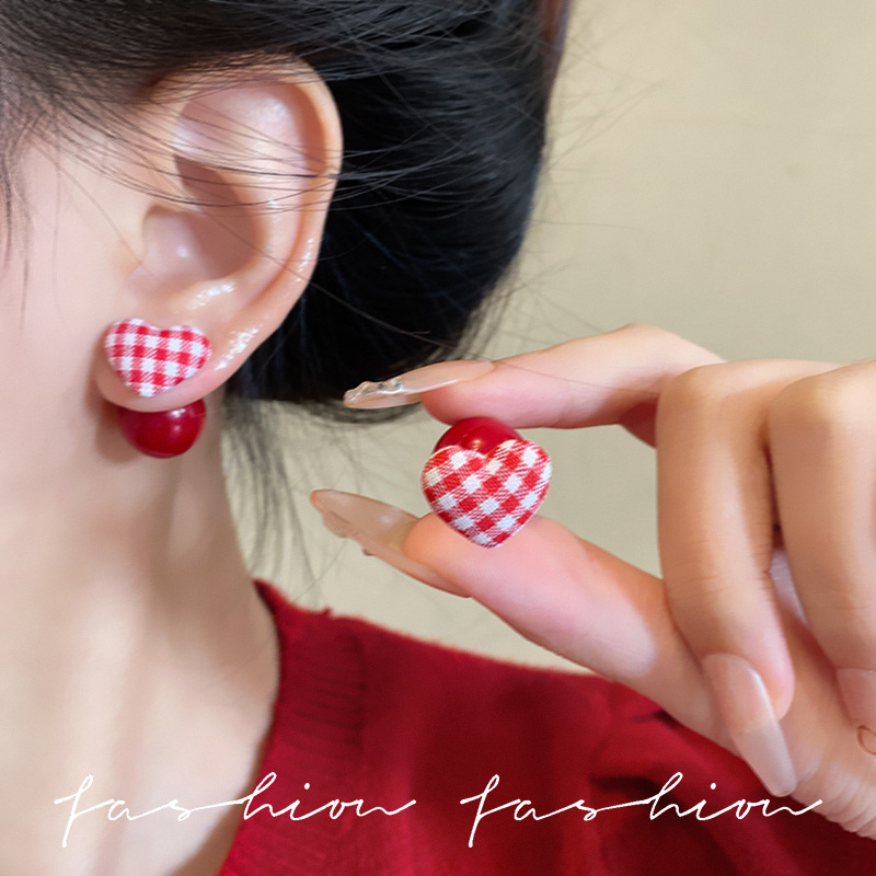 Silver needle Ankola Red Chinese-style festive stud earrings, elegant whitening earrings for women, small and versatile for commuting, retro earrings Application Scenario