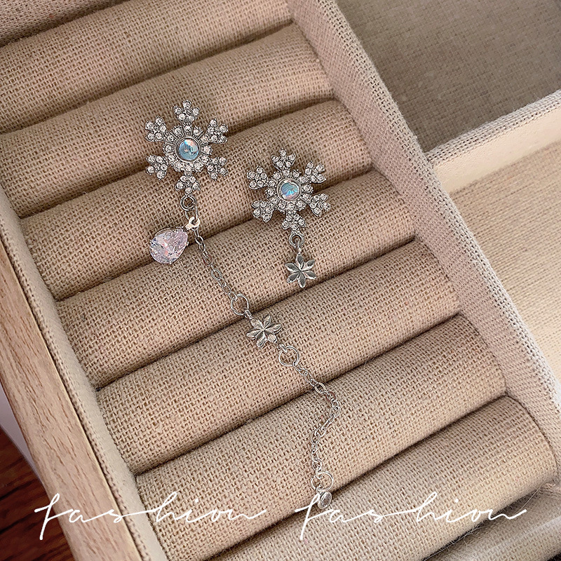 Asymmetrical snowflake Zircon tassel earrings, a new bestseller in 2025, with a light luxury and high-end feel, are rare and exquisite earrings Application Scenario