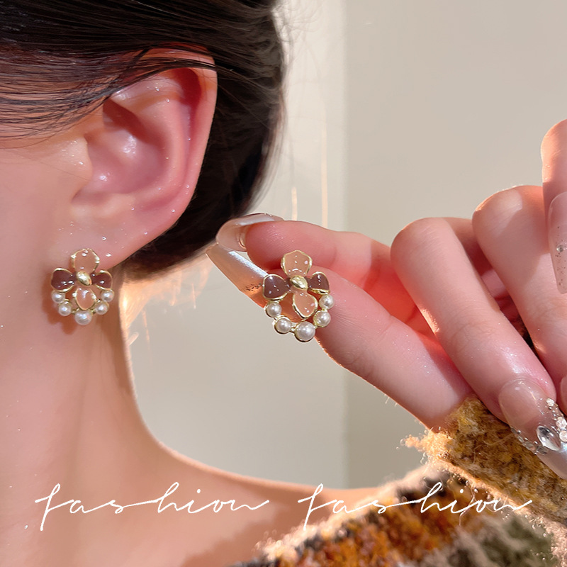 Autumn and winter retro exquisite oil-dripping gardenia flower earrings, women's silver needle, elegant and simple style, pearl versatile, gentle stud earrings Application Scenario
