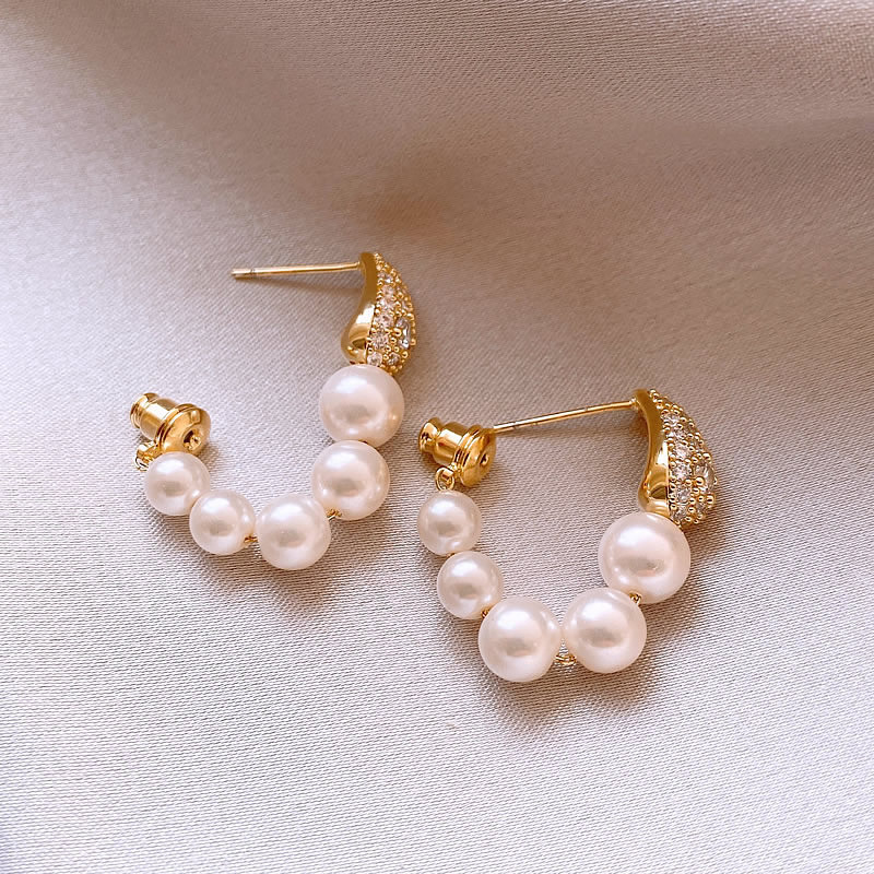 French pearl zircon stud earrings for women, retro, niche, light luxury and elegant earrings. Niche design, elegant and versatile earrings Application Scenario