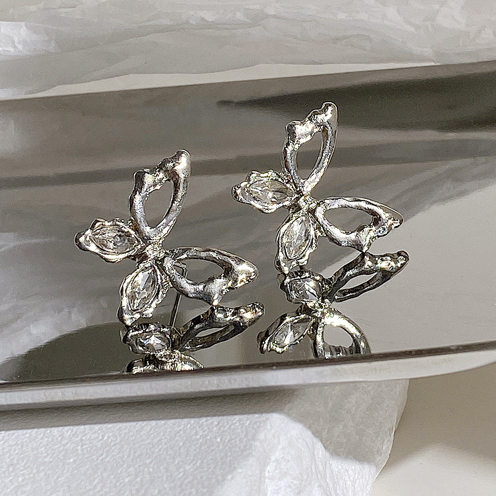 Creative diamond-encrusted butterfly stud earrings for women, a niche design sense, high-end cool style earrings, ins stud earrings, dark stud earrings Application Scenario