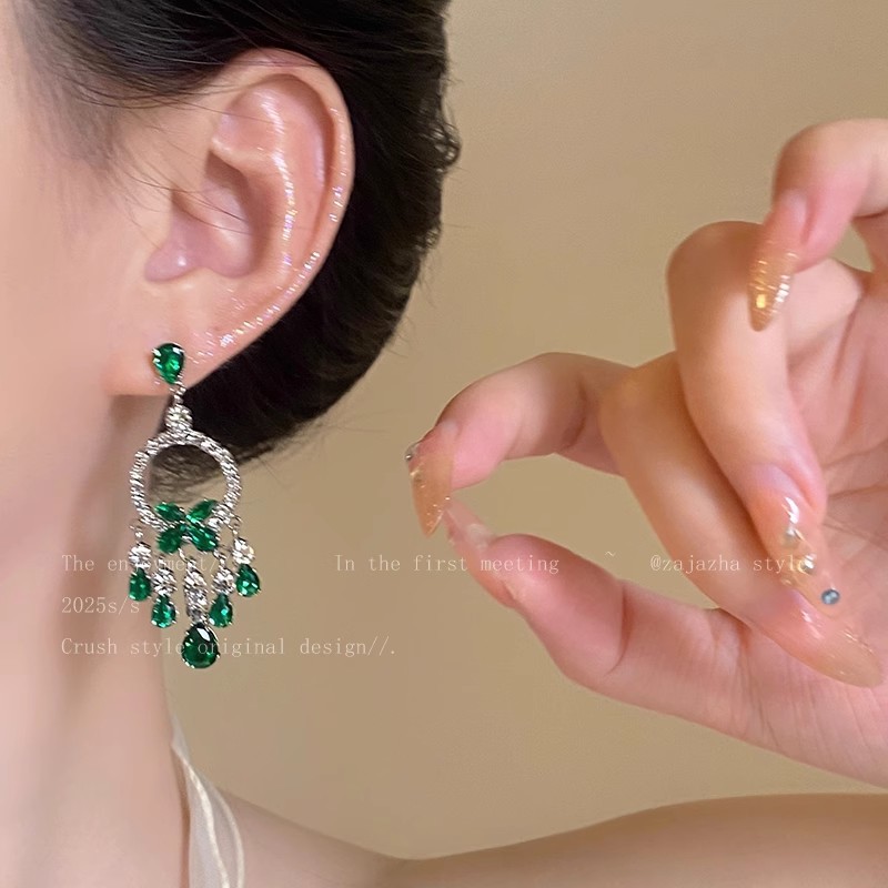 Super heavy industry diamond-encrusted green butterfly tassel earrings, women's light luxury and high-end elegance, stud earrings paired with evening dress earrings Specification drawing