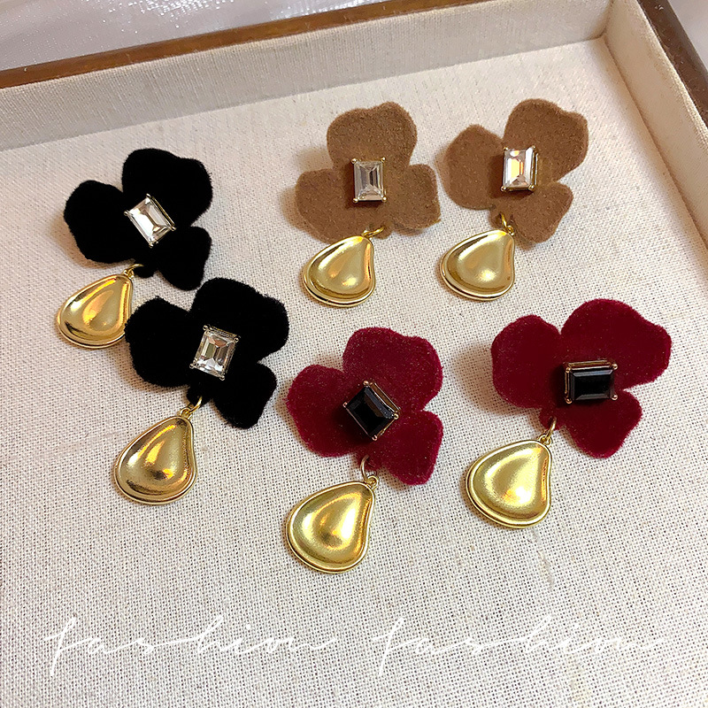 Autumn and winter collection of diamond-encrusted floral flocked stud earrings, light luxury and niche metal pendants, plush earrings, high-end Yiwu accessories Specification drawing