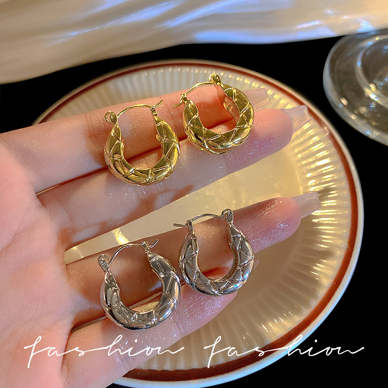 Wholesale of Dongdaemun design ear buckles in South Korea, featuring a cool and elegant retro checkered pattern Specification drawing