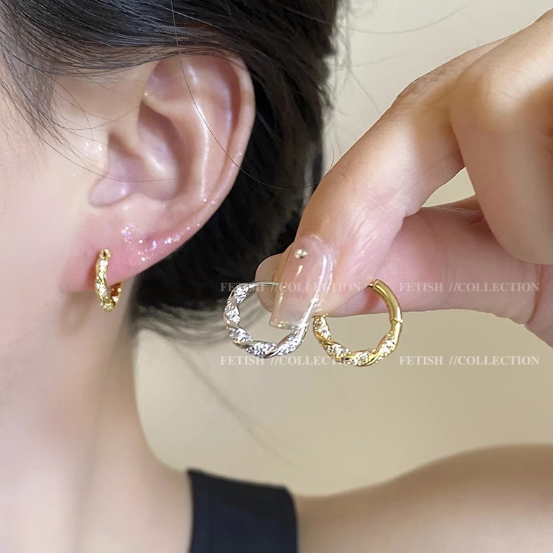 The sparkling zircon ring earrings exude a unique, luxurious and sophisticated feminine charm. They feature a niche design and are fashionable and versatile earrings full figure