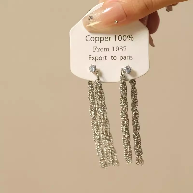 Retro waterfall tassel zircon stud earrings for women, a light luxury, fashionable and high-end look. Niche design, fashionable and elegant earrings Application Scenario