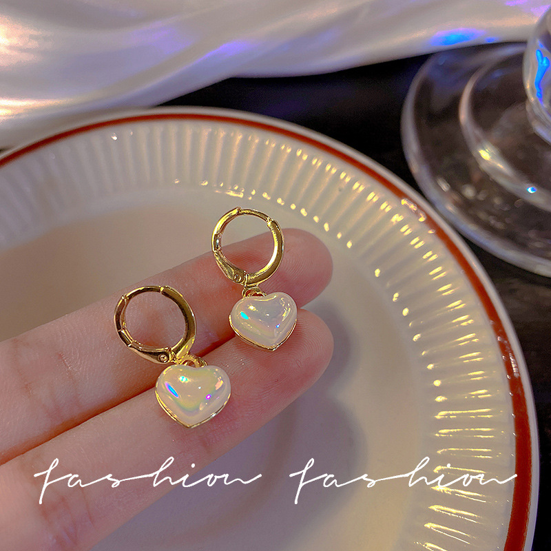 The heart-shaped and colorful pearl earrings for women, with a high-end and niche design, are fashionable, light luxury and retro style earrings full figure