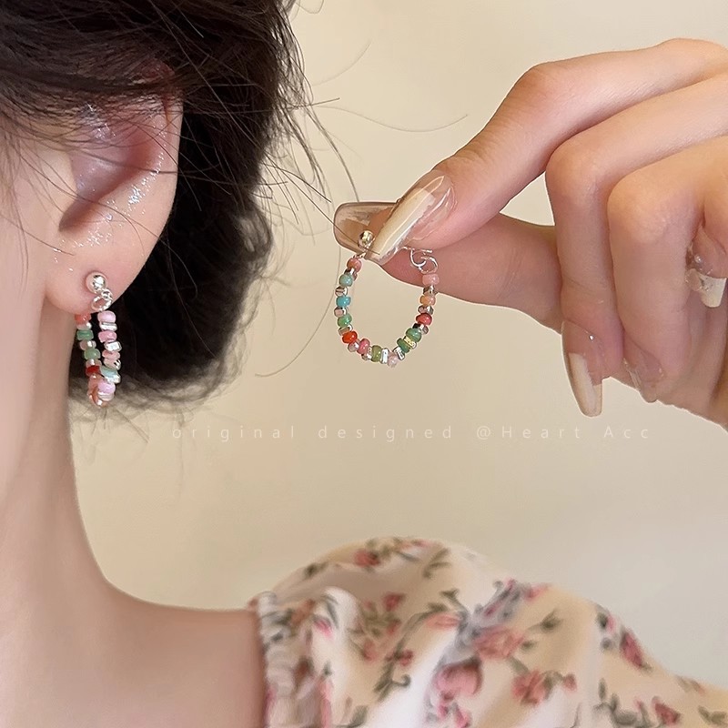 Gentle dopamine-colored beaded silver stud earrings for women, light luxury, niche and high-end style earrings, round face ear rings and earrings full figure