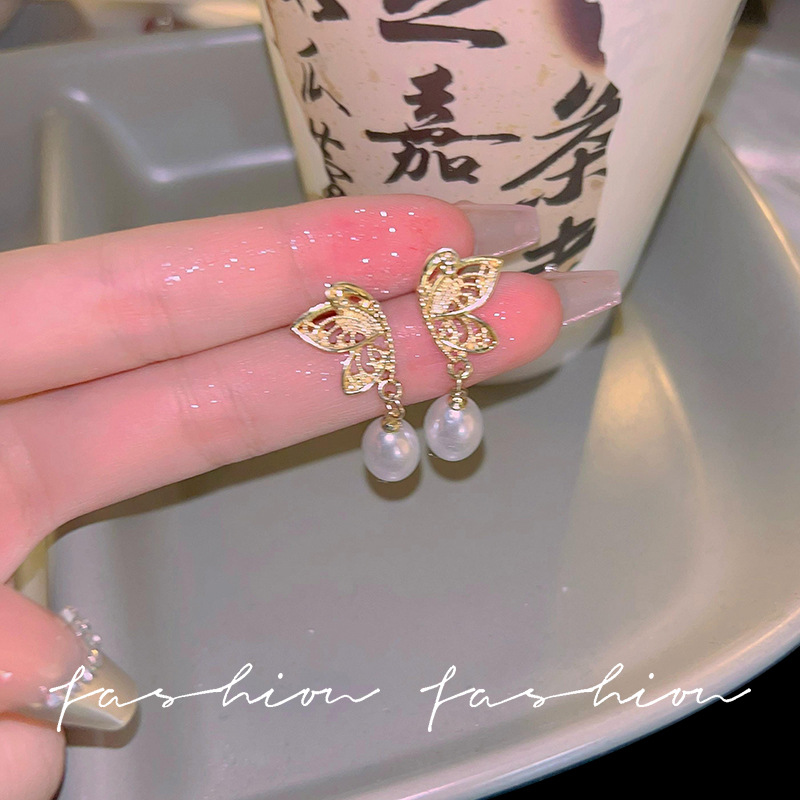 The light luxury court-style butterfly pearl earrings feature an exquisite and elegant design. They are internet-famous, exuding an ethereal charm and are versatile stud earrings full figure