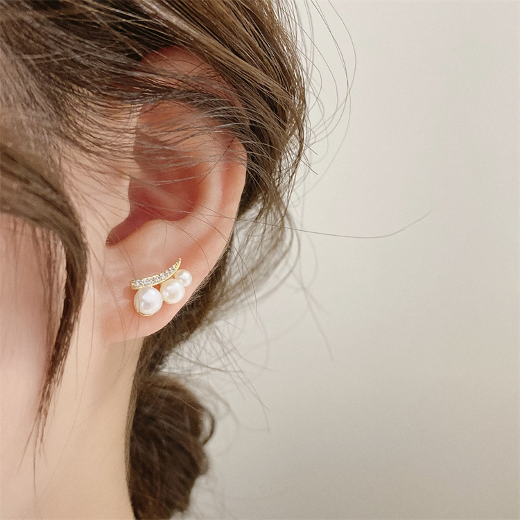 S925 Silver Needle Korean pearl Stud earrings in a cold and simple style for women, small and anti-allergy, light luxury and niche design Application Scenario