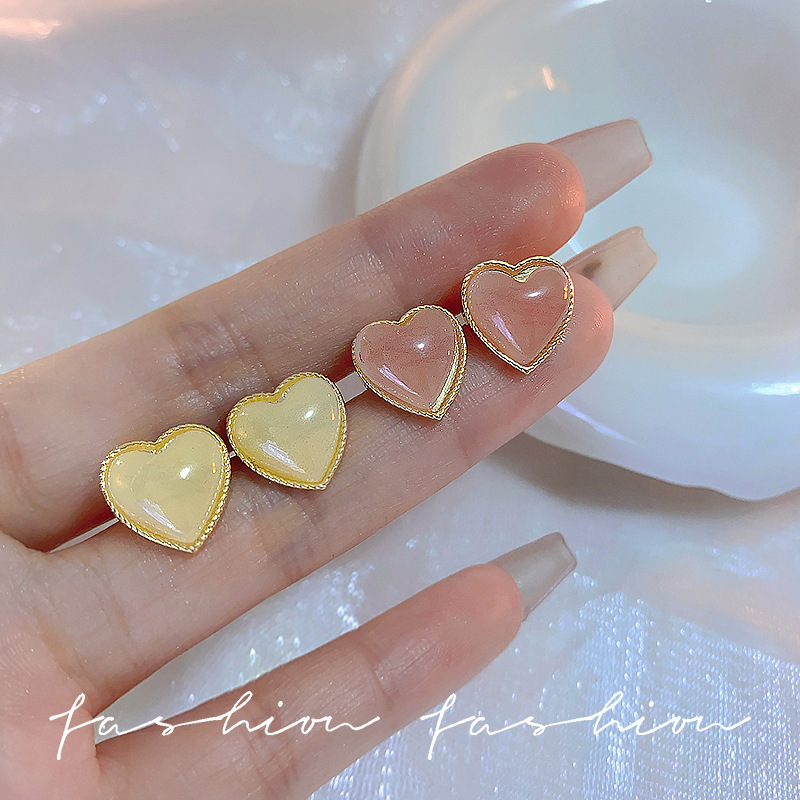 925 Silver Needle Unique, small and exquisite heart-shaped stud earrings, niche, simple and versatile, commuting high-end design earrings for women full figure