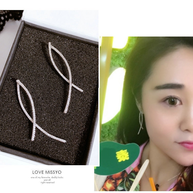 Korean version Dongdaemun earstud long cross fishline fishtail diamond-encruffled earrings, simple and elegant earline style Application Scenario