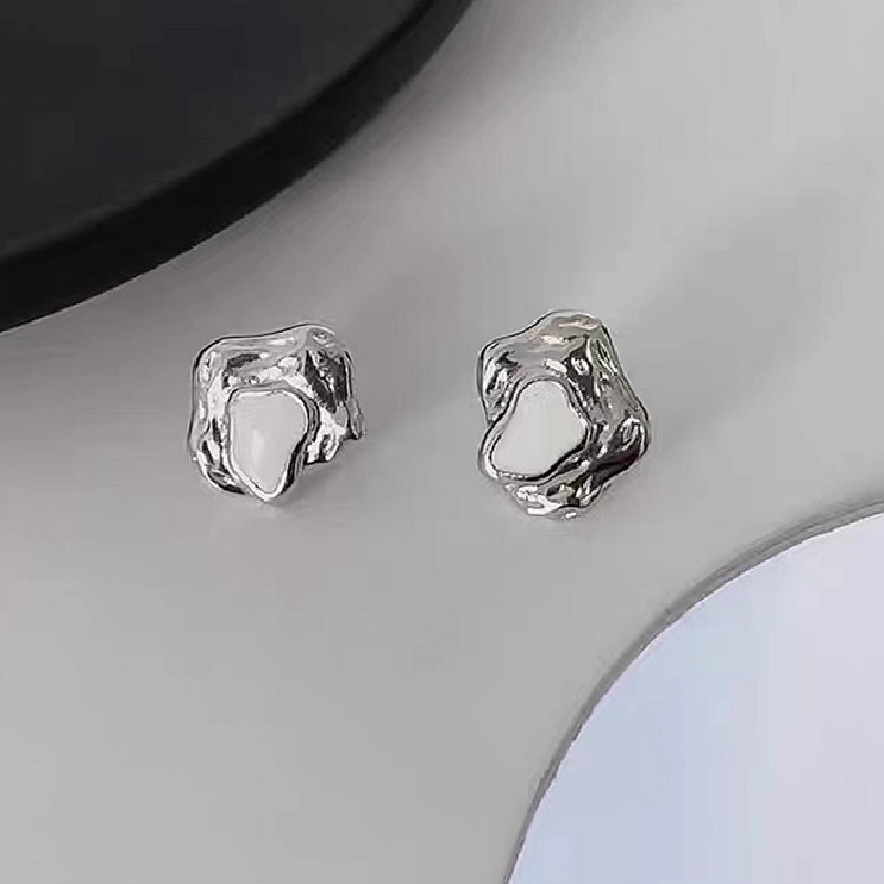 S925 Silver needle, a niche design sense earring, a cold and elegant aurora flowing irregular stud, a small and stylish ear accessory details Picture