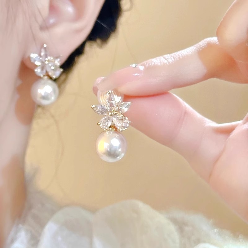 French light luxury shining sunflower pearl stud earrings, niche design, simple and exquisite, fashionable and high-end, versatile earrings Application Scenario