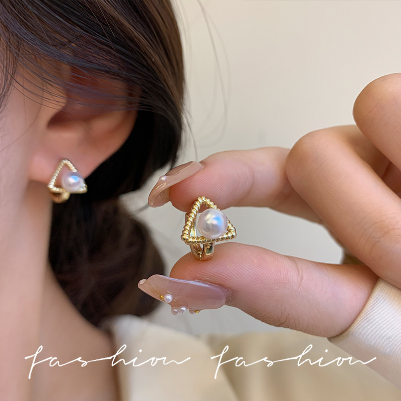 Simple triangular pearl ear buckles and stud earrings for women, Japanese and Korean style, small, fashionable, versatile, simple and high-end, exquisite earrings Application Scenario