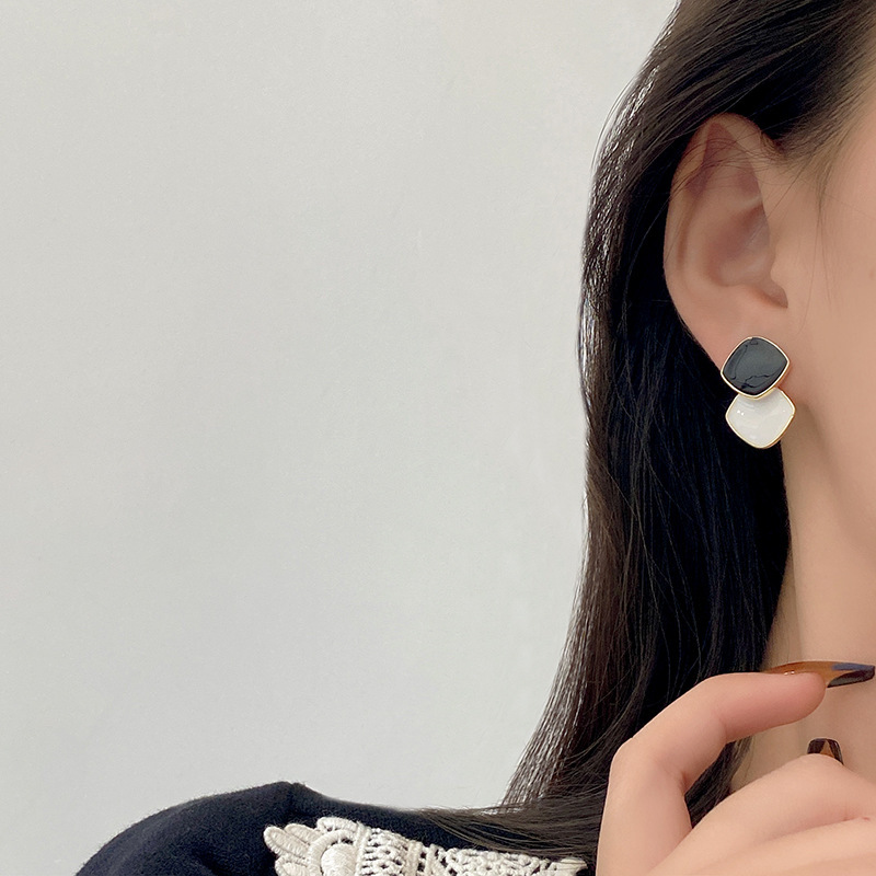 S925 Silver needle square oil-dripping earrings are a niche, retro, fashionable and stylish accessory for women. The stud earrings feature a unique design and are popular online earrings Application Scenario
