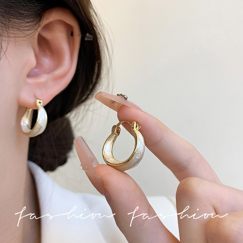 Enamel plain ring glazed silver needle earrings exude a sense of feminine sophistication and a light luxury style. The ear rings and ear buckles are elegant and simple for commuting details Picture