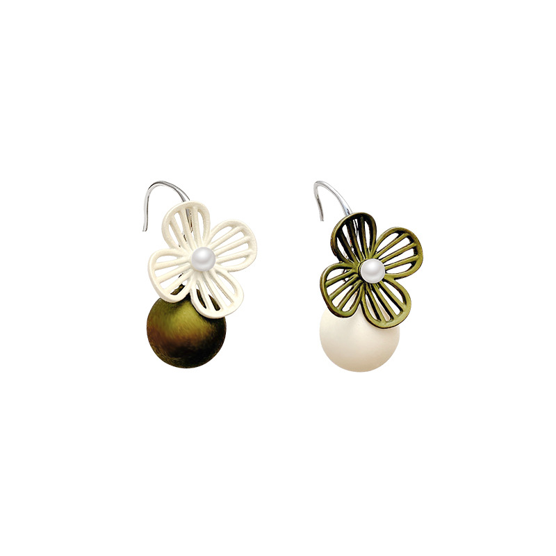 S925 Silver Needle three-dimensional Flower Pearl Stud Earrings for Women, sweet and niche design, super ethereal and versatile earrings and earrings Item Picture