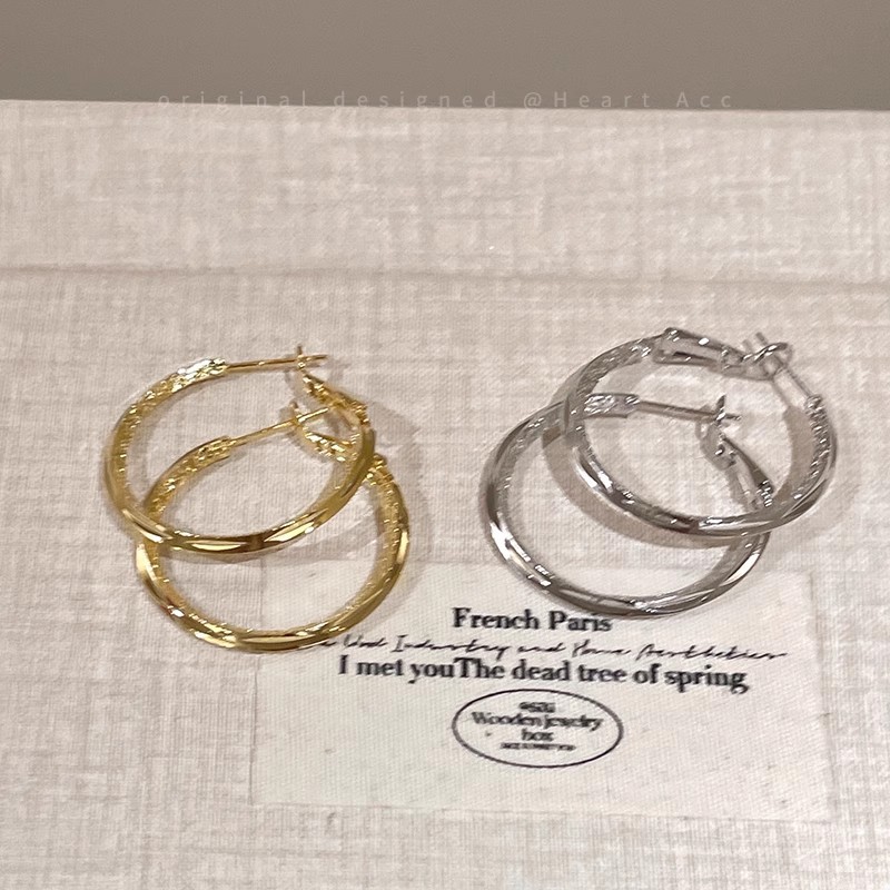 The sparkling plain ring earrings are a niche, light luxury and fashionable fashion for women. The ring ear rings exude a sense of elegance and sophistication, and are versatile Application Scenario