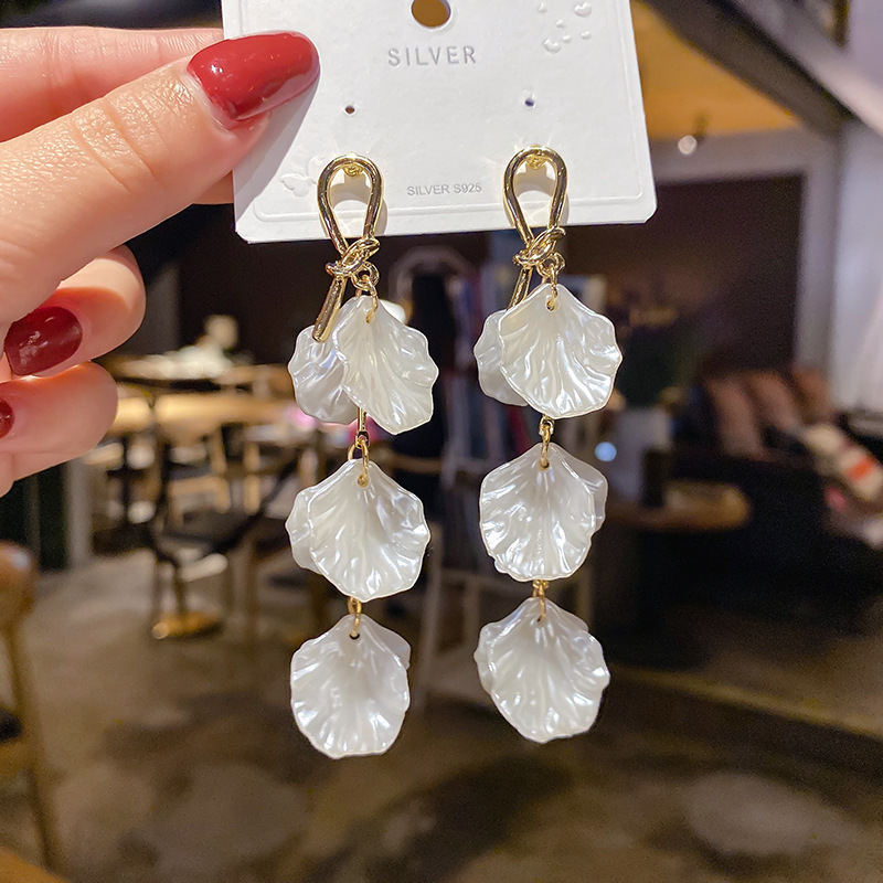 The new Korean s925 silver needle shell earrings with metal knots have a fresh and versatile style, making them a trendy accessory details Picture
