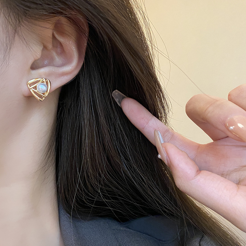 S925 Silver Needle New Korean ins style elegant pearl hollowed-out triangular geometric small and simple stud earrings Specification drawing