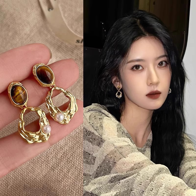Retro tiger's eye stone pearl gold earrings, Maillard high-end stud earrings for women's autumn and winter, elegant and fashionable earrings full figure
